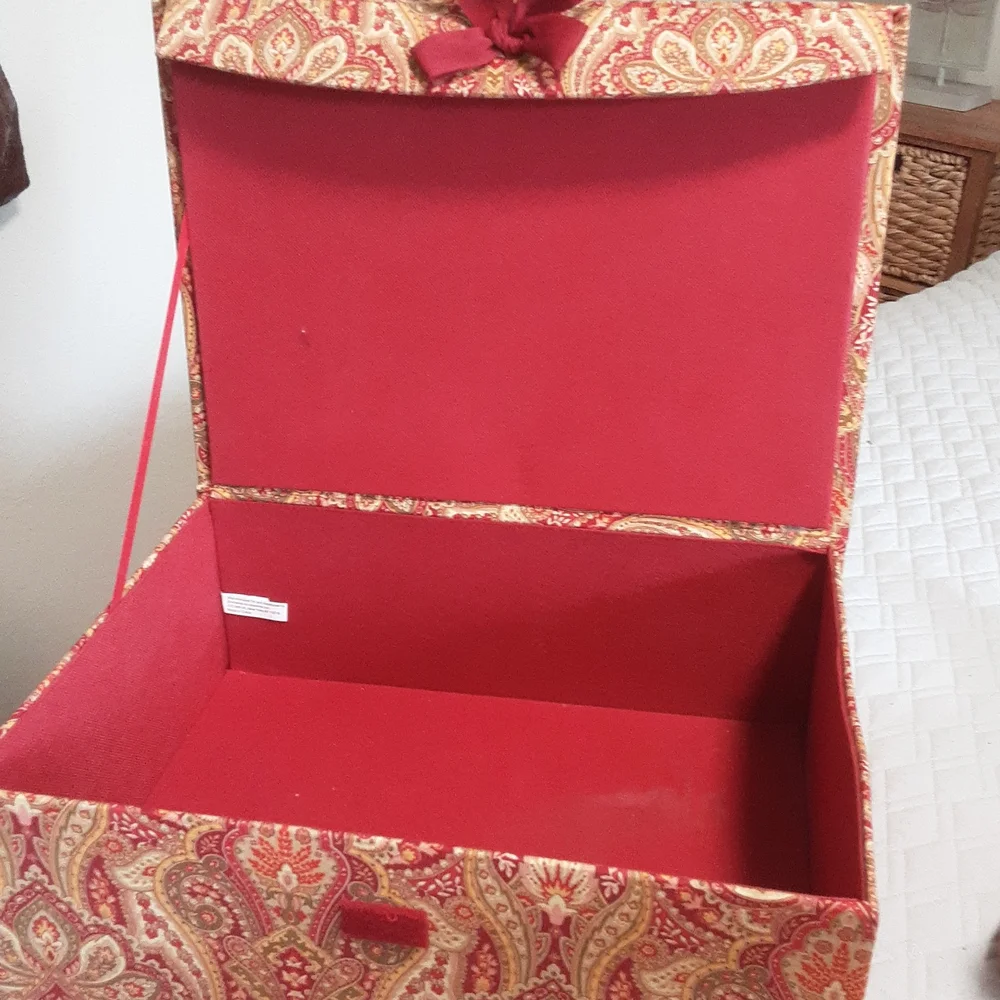Storage box and 10 hangers - Picture 3 of 3